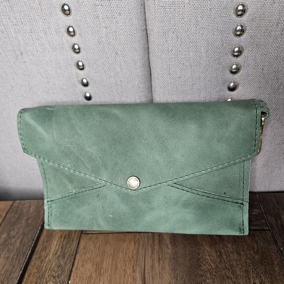 Portland Leather Goods Envelope Convertible Crossbody Cucumber - Picture 8 of 15